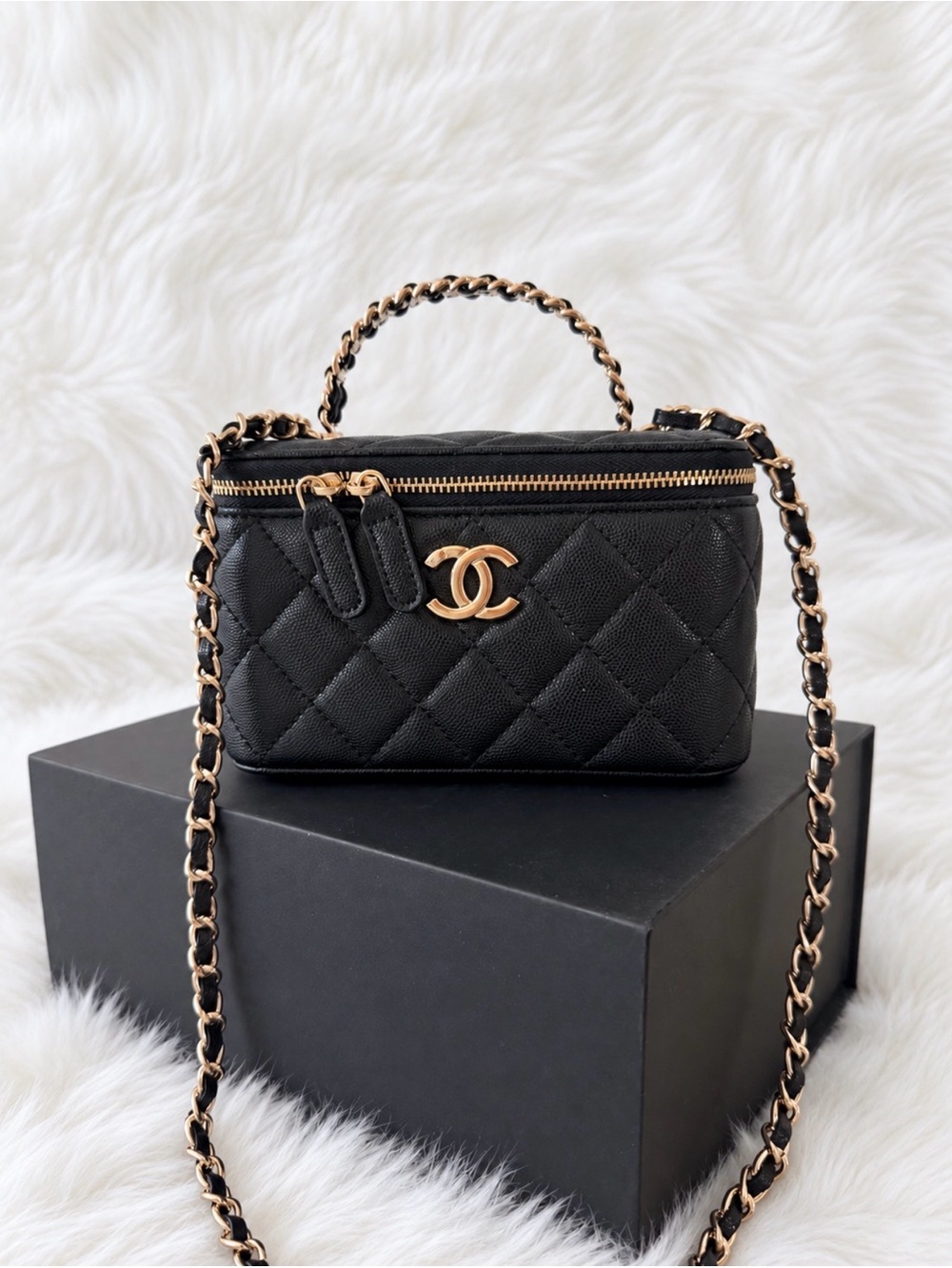 CC GWP MAKE UP BÉAUTÈ - Chanel Black Quilted Mini Vanity Bag with Gold Chain